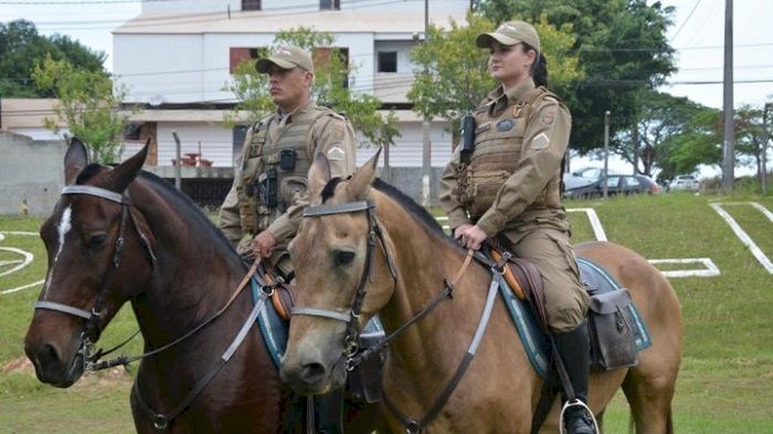 Pioneirismo na Cavalaria da Brigada Militar: Duas policiais militares  femininas concluem curso de especialização fora do Estado - Brigada Militar